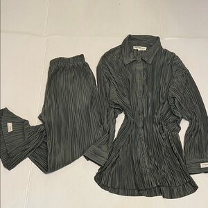 THE GIVING MOVEMENT GREEN STRETCHY LOOSE FIT SET LARGE